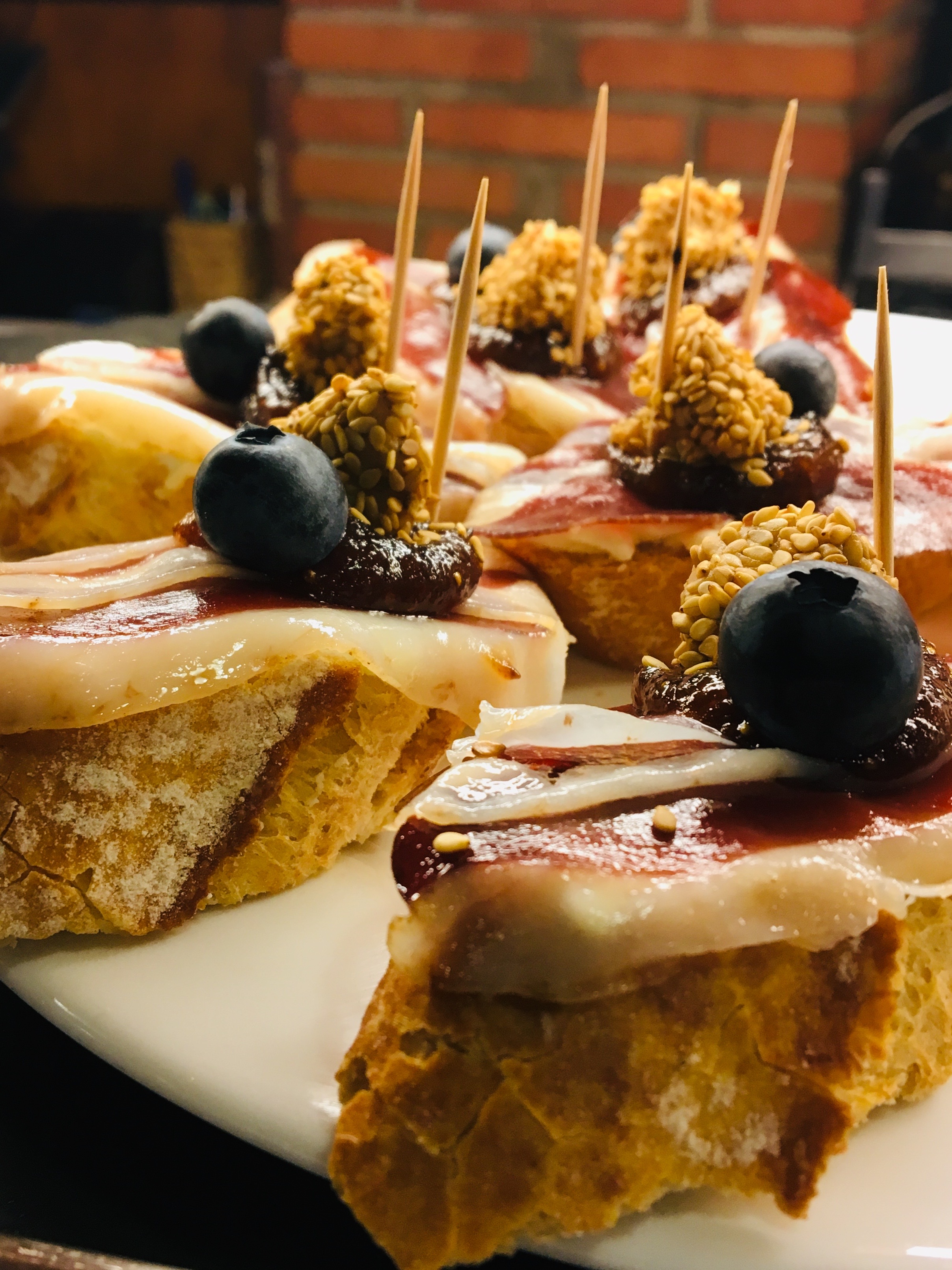 Pintxos with blueberry and jam